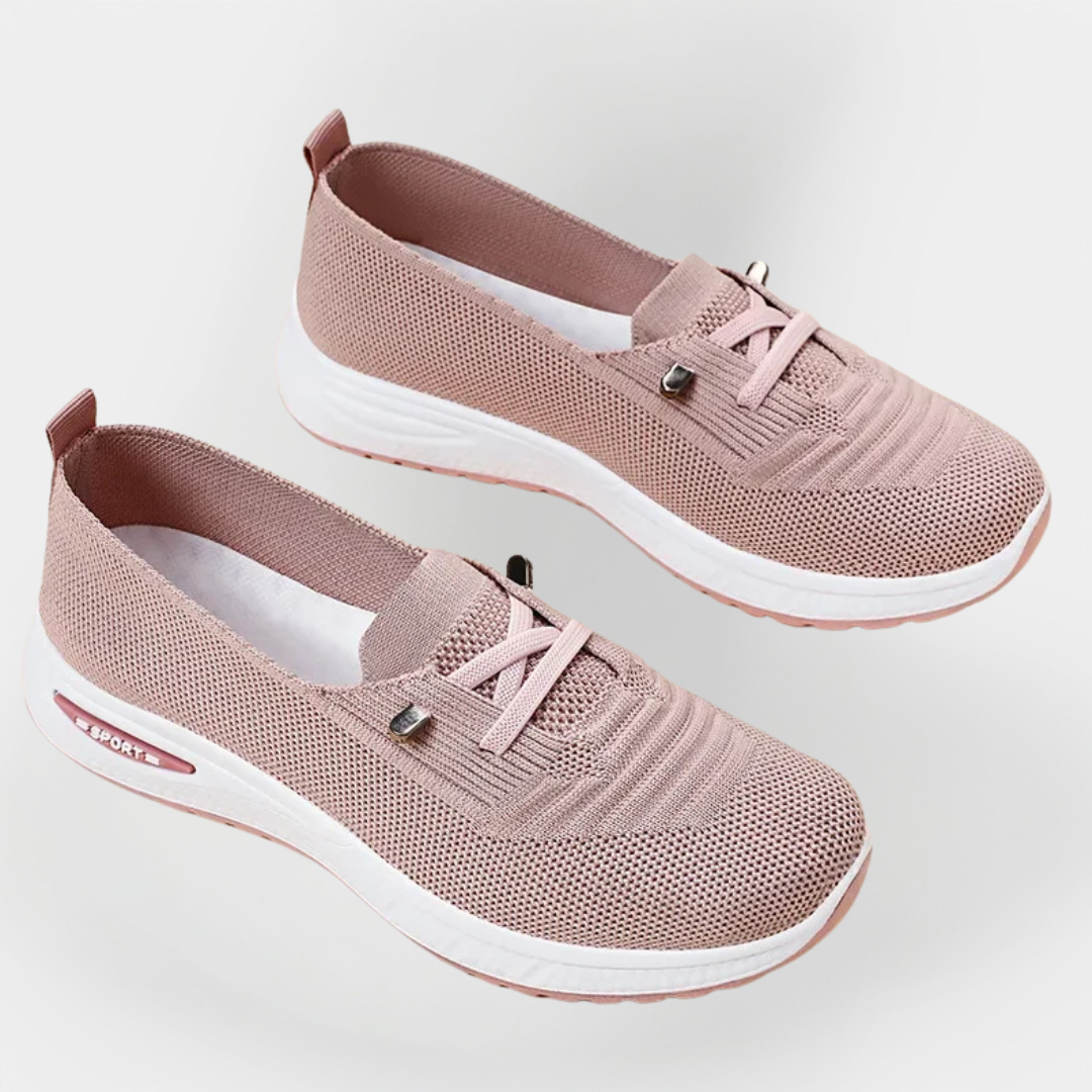 Lightweight sports shoes with a flexible sole