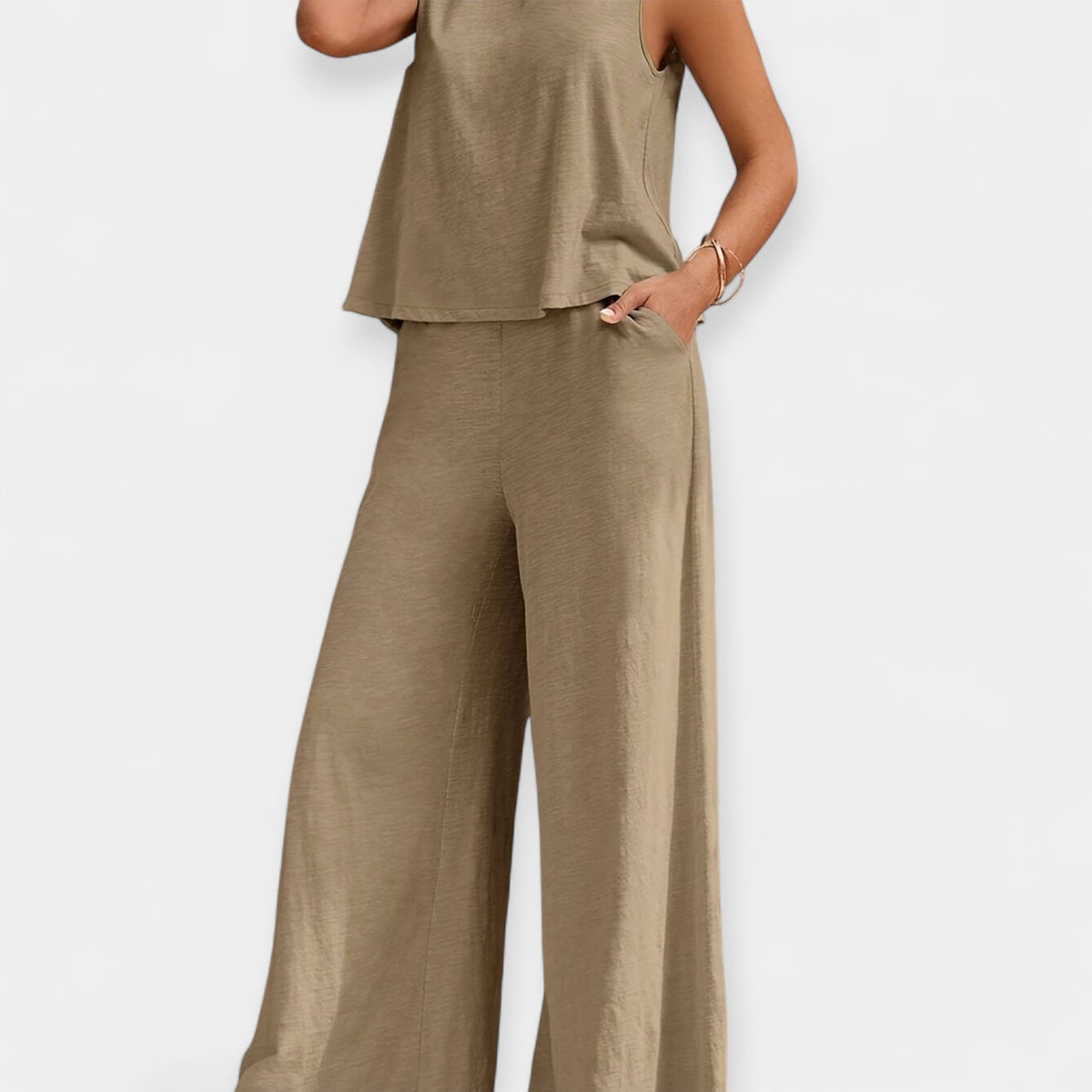 Sleeveless set and wide-leg trousers