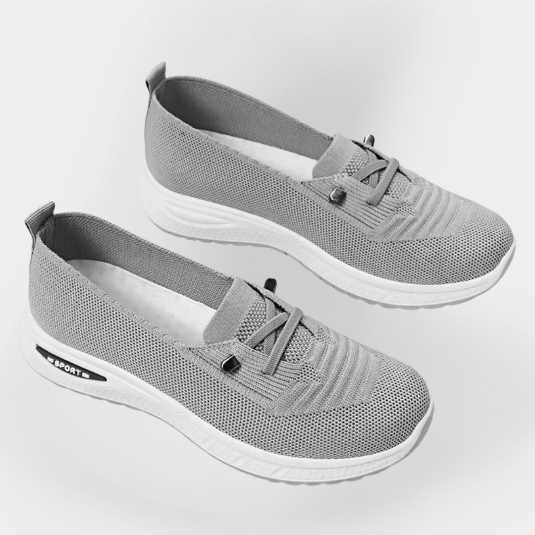 Lightweight sports shoes with a flexible sole